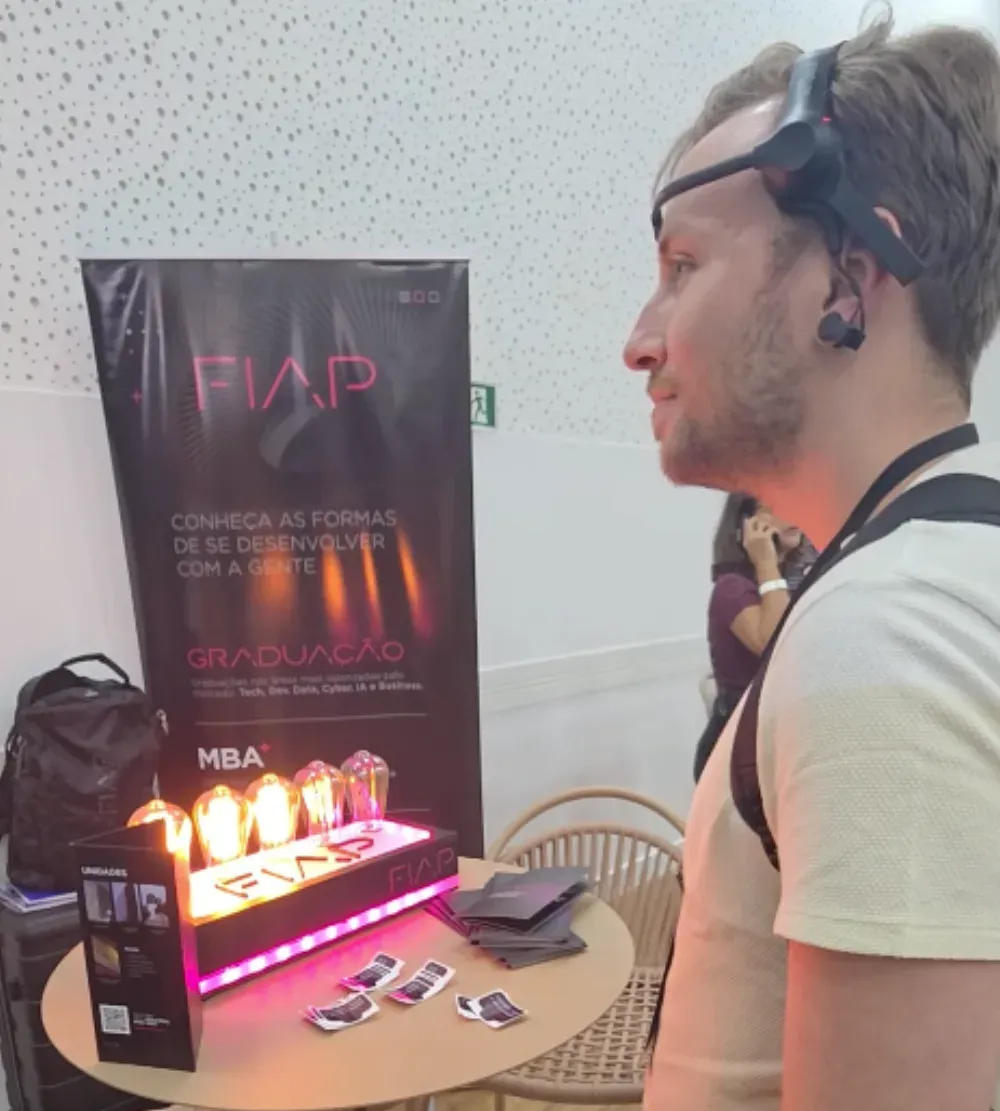 Demonstração e teste da interface de ondas cerebrais (EEG) no estande da FIAP durante o Hack'a Valley 2026.